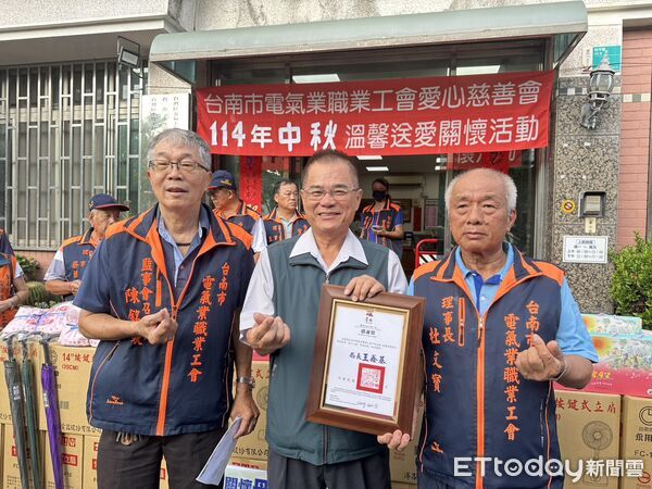 ▲台南市勞工局攜手工會中秋送暖，將物資送到30戶弱勢修繕家庭。（記者林東良翻攝，下同）