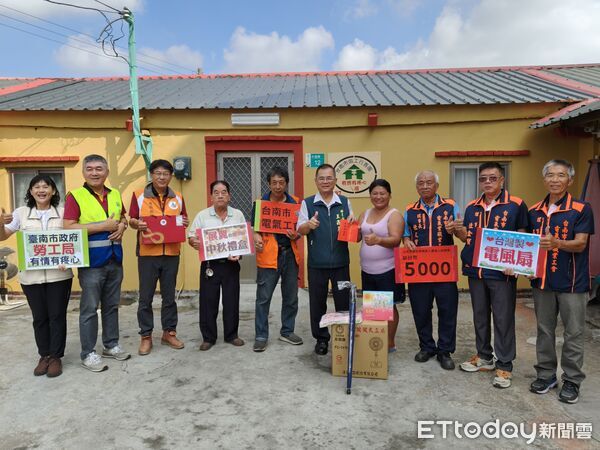 ▲台南市勞工局攜手工會中秋送暖，將物資送到30戶弱勢修繕家庭。（記者林東良翻攝，下同）