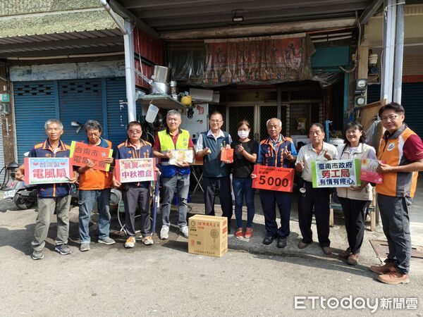 ▲台南市勞工局攜手工會中秋送暖，將物資送到30戶弱勢修繕家庭。（記者林東良翻攝，下同）