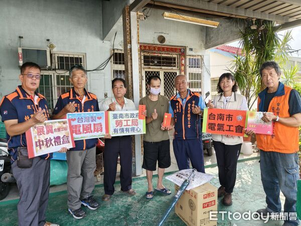 ▲台南市勞工局攜手工會中秋送暖，將物資送到30戶弱勢修繕家庭。（記者林東良翻攝，下同）