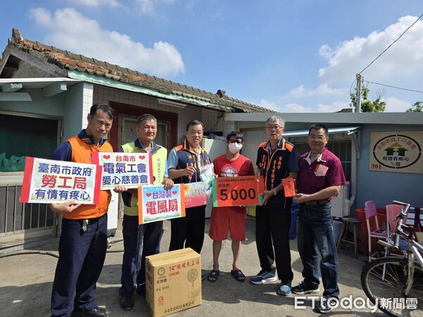 ▲台南市勞工局攜手工會中秋送暖，將物資送到30戶弱勢修繕家庭。（記者林東良翻攝，下同）