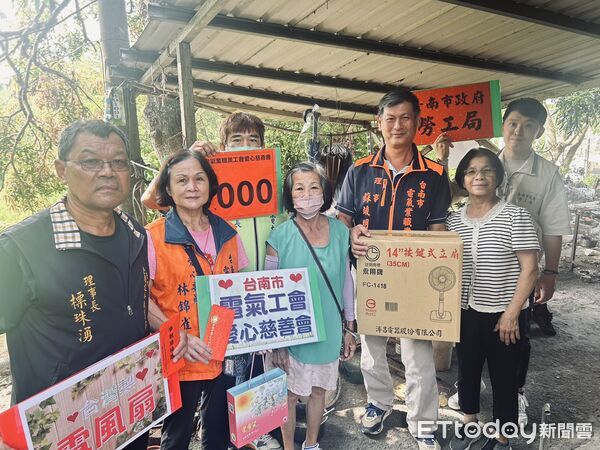 ▲台南市勞工局攜手工會中秋送暖，將物資送到30戶弱勢修繕家庭。（記者林東良翻攝，下同）