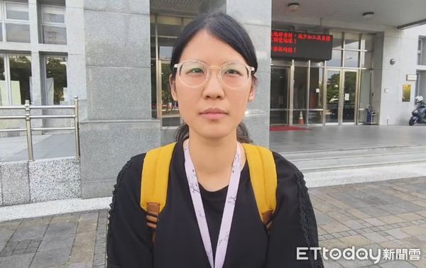 ▲苗栗市隨機殺人案中，安親班黃姓老師現身回憶如何搶救丁姓女童；里長周文正也描述女童鮮血濕透2條大毛巾過程。（圖／記者楊永盛翻攝）