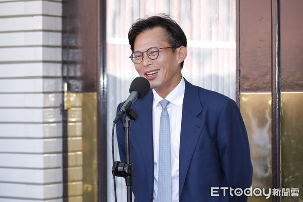 ▲▼民眾黨主席黃國昌於立院議場前接受媒體聯訪，回應民進黨立委王義川提告議題。（圖／記者湯興漢攝）