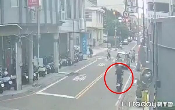 ▲邱男騎機車看到前方有多名學童在過馬路，才停下追逐學童犯案。（圖／記者楊永盛翻攝）