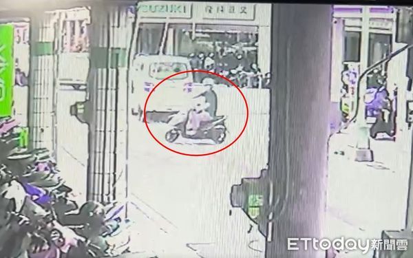 ▲犯案後邱男慢悠悠迴轉逃離現場，返回約百公尺的住家。（圖／記者楊永盛翻攝）