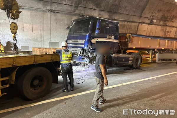 ▲▼砂石車在蘇花改東澳隧道未注意前方車陣回堵，追撞前方白色轎車。（圖／記者游芳男翻攝，下同）