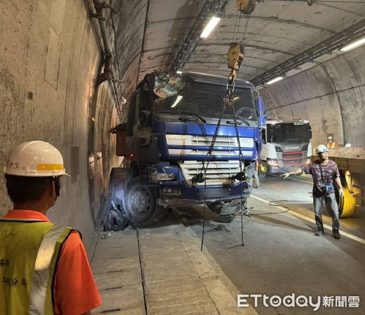 ▲▼砂石車在蘇花改東澳隧道未注意前方車陣回堵，追撞前方白色轎車。（圖／記者游芳男翻攝，下同）