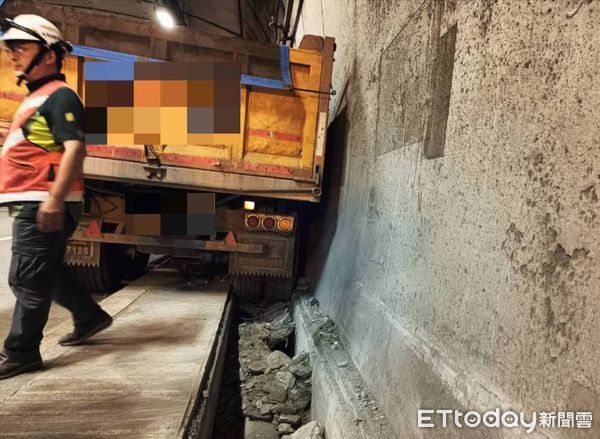 ▲▼砂石車在蘇花改東澳隧道未注意前方車陣回堵，追撞前方白色轎車。（圖／記者游芳男翻攝，下同）