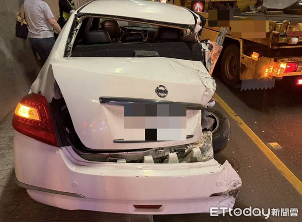 ▲▼砂石車在蘇花改東澳隧道未注意前方車陣回堵，追撞前方白色轎車。（圖／記者游芳男翻攝，下同）