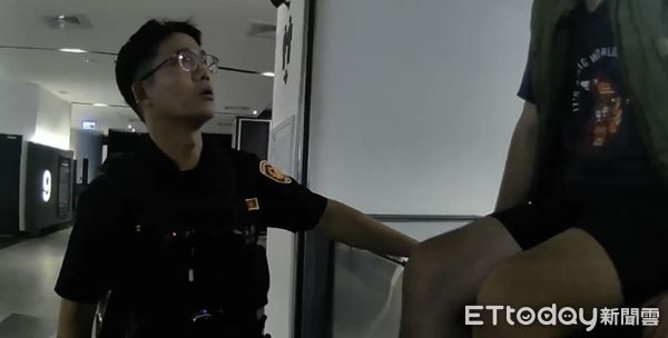 ▲▼高雄一名男子在影城看電影使用手機，螢幕太亮遭後方觀眾抗議，雙方發生糾紛。男子情緒不佳離場後，竟賭氣坐在放映廳外手扶梯旁的懸空平台。（圖／記者吳世龍翻攝）