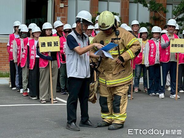 ▲台南市大內區公所與消防局舉辦地震疏散演練，模擬震災發生時的避難流程。（記者林東良翻攝，下同）