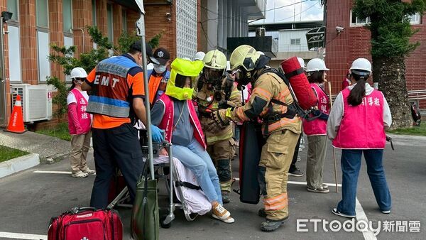 ▲台南市大內區公所與消防局舉辦地震疏散演練，模擬震災發生時的避難流程。（記者林東良翻攝，下同）