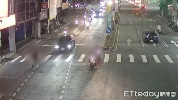 ▲新北市新莊區車禍，12歲少年鬼切遭轎車撞飛。（圖／記者陸運陞翻攝，下同）