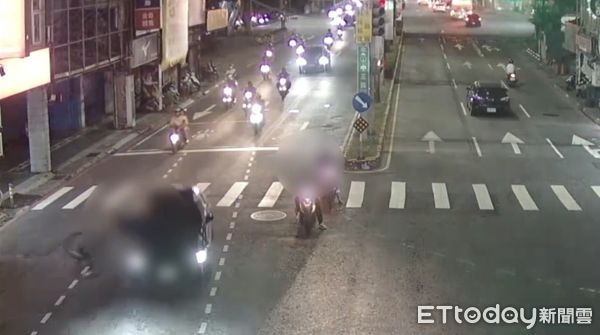 ▲新北市新莊區車禍，12歲少年鬼切遭轎車撞飛。（圖／記者陸運陞翻攝，下同）