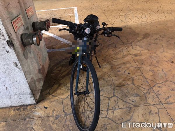 ▲新北市新莊區車禍，12歲少年鬼切遭轎車撞飛。（圖／記者陸運陞翻攝，下同）