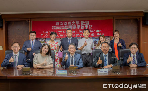 ▲嘉南藥理大學與越南越華國際學校簽署MOU，共同推動大學預修課程，培養跨國醫療專業人才。（記者林東良翻攝，下同）