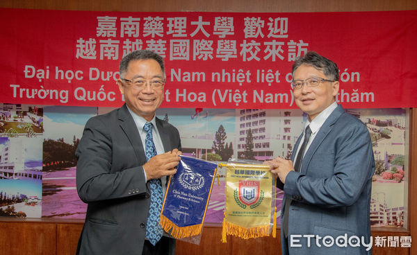 ▲嘉南藥理大學與越南越華國際學校簽署MOU，共同推動大學預修課程，培養跨國醫療專業人才。（記者林東良翻攝，下同）