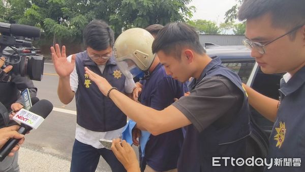 ▲苗栗市邱姓男子隨機砍人案，警方今上午押解返家清查證物，中午移送到分局時不發一語。（圖／記者楊永盛翻攝）