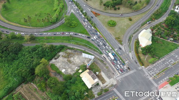 ▲新營交流道改善案獲行政院覈定，將興建高架匝道紓解長榮、復興路交通瓶頸。（記者林東良翻攝，下同）
