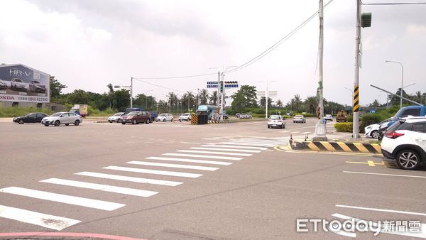 ▲新營交流道改善案獲行政院覈定，將興建高架匝道紓解長榮、復興路交通瓶頸。（記者林東良翻攝，下同）