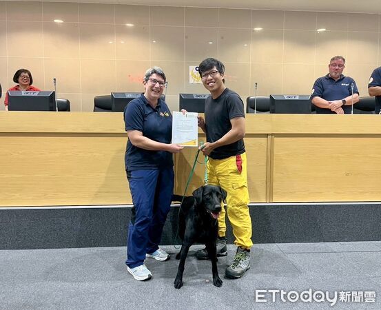 ▲台南市首隻路徑追蹤犬TACO通過德國救難犬協會認證，成為南市搜救新戰力。（記者林東良翻攝，下同）