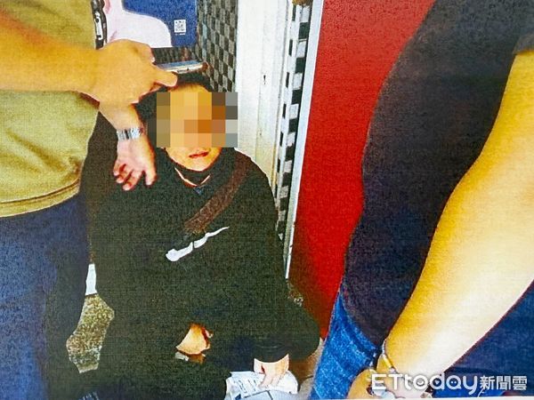 ▲桃園市張姓男子2023年10月間在酒駕上路，在中壢區中華路闖紅燈撞死女騎士後逃逸，警方持拘票拘提張男到案。（資料照／記者沈繼昌翻攝）