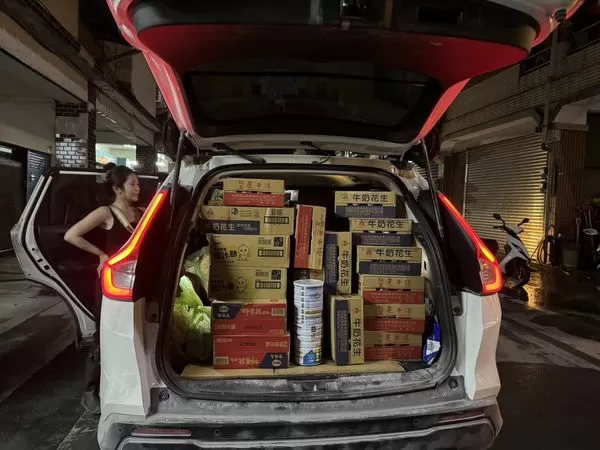 ▲鄭家純即將要幫新娘，卻仍在花蓮忙進忙出。（圖／翻攝臉書）