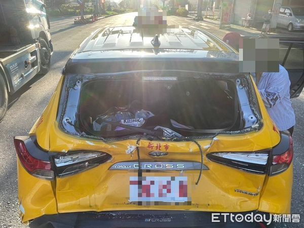 ▲▼陳姓等4名「鏟子超人」搭乘的計程車遭追撞。（圖／記者游芳男翻攝，下同）
