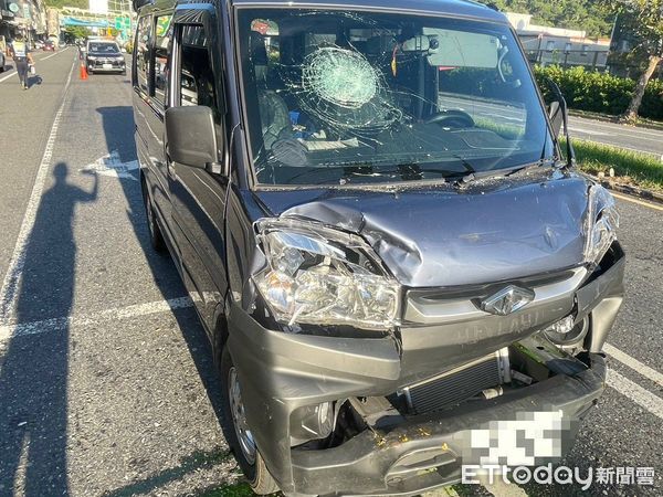 ▲▼陳姓等4名「鏟子超人」搭乘的計程車遭追撞。（圖／記者游芳男翻攝，下同）