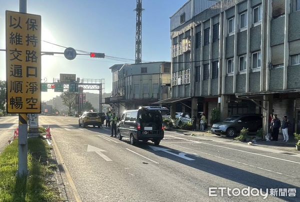 ▲▼陳姓等4名「鏟子超人」搭乘的計程車遭追撞。（圖／記者游芳男翻攝，下同）