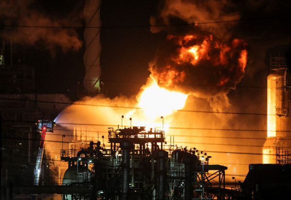 ▲▼美國加州洛杉磯郡埃爾塞貢多（El Segundo）煉油廠2日晚間發生大火。（圖／路透）