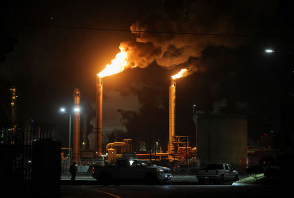 ▲▼美國加州洛杉磯郡埃爾塞貢多（El Segundo）煉油廠2日晚間發生大火。（圖／路透）