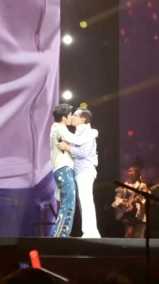 ▲▼  王力宏深圳演唱會，嘉賓成龍  。（圖／翻攝微博）