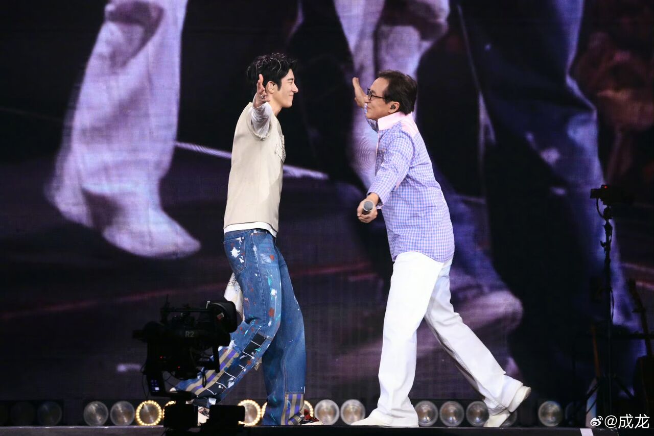 ▲▼  王力宏深圳演唱會，嘉賓成龍  。（圖／翻攝微博）