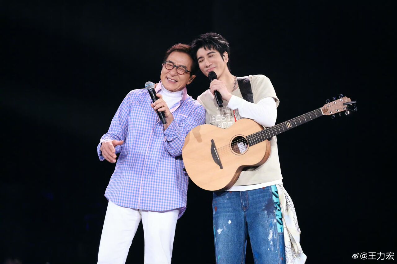 ▲▼  王力宏深圳演唱會，嘉賓成龍  。（圖／翻攝微博）