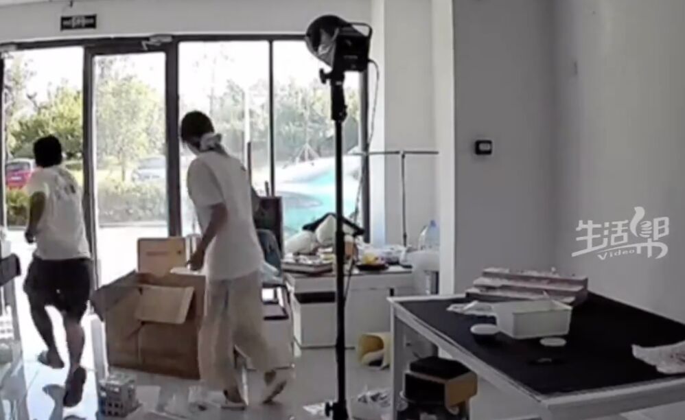 ▲小米汽車在無人控制下自己移動。（圖／翻攝微博）