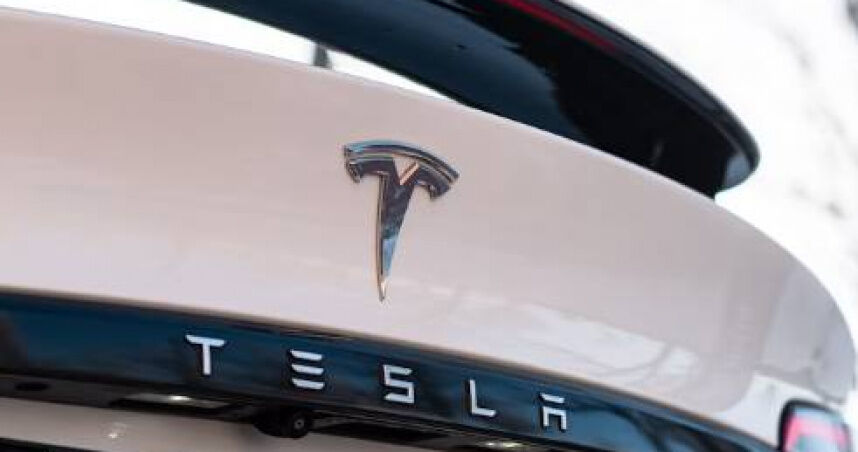 新竹一名特斯拉車主表示，車輛吊牌6月恐導致電池損壞，聲請停止執行處分。（示意圖／翻攝自Unsplash）