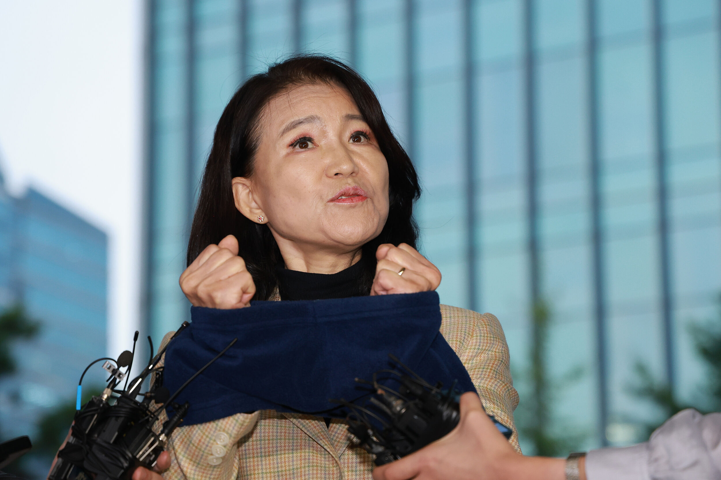 ▲▼南韓前放送通信委員長李真淑2日被警方上銬逮捕。(圖/VCG)
