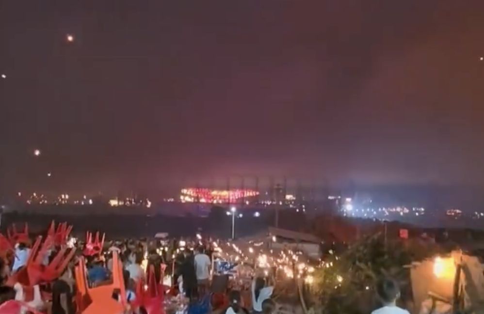 ▲湖南無人機煙火秀現場驚現大範圍火星墜落。（圖／翻攝微博）