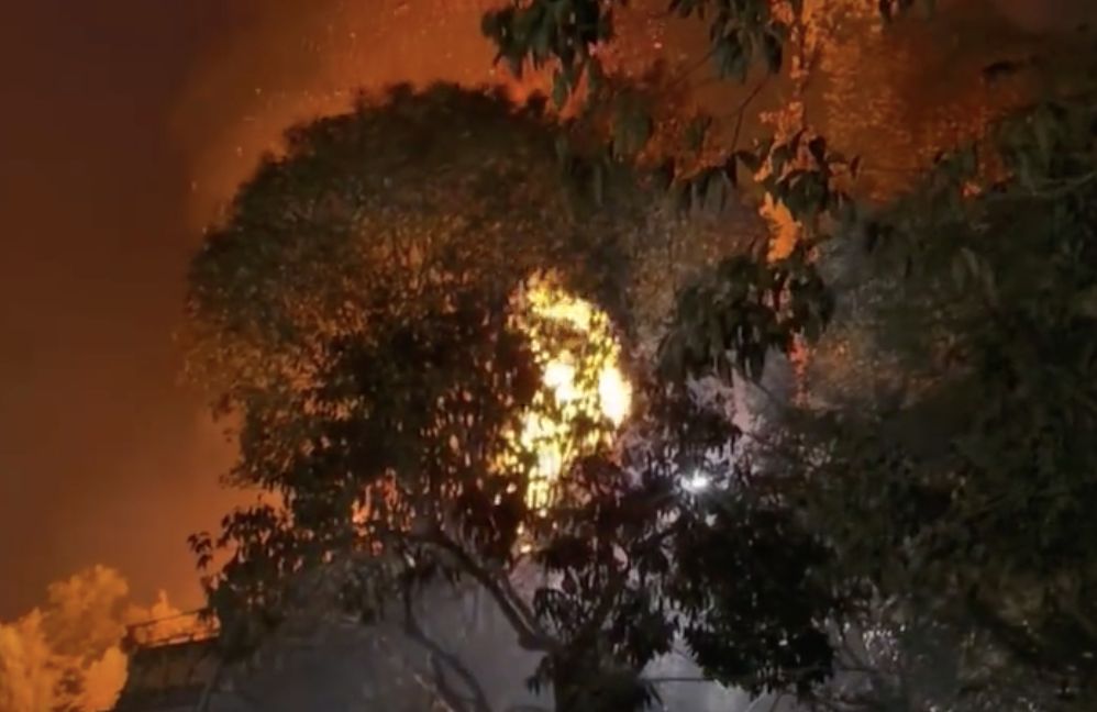 ▲湖南無人機煙火秀現場驚現大範圍火星墜落。（圖／翻攝微博）