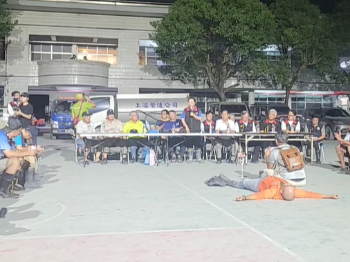 ▲一名男子在徐榛蔚面前躺地抗議。（圖／翻攝自Facebook／Fata`an年祭直播）