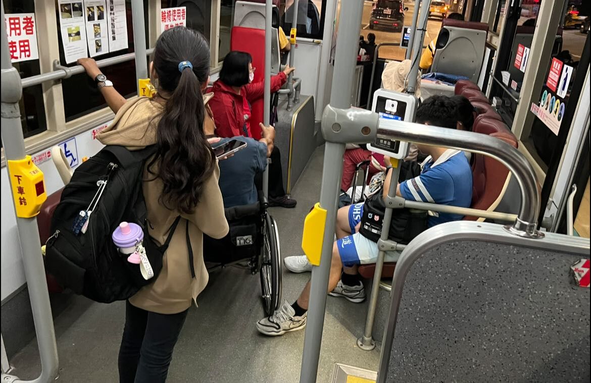 ▲潔媽拍下公車上感動一幕。（圖／潔媽授權提供）