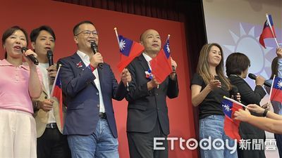 韓國瑜揮舞國旗嗨唱「愛拼才會贏」！　笑喊「羅智強心想事成」