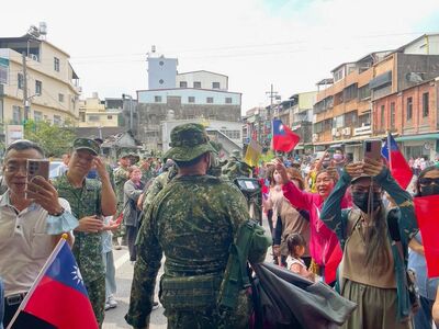 影／官兵救災任務輪替　沿途民眾掌聲不停、擊掌向國軍致意