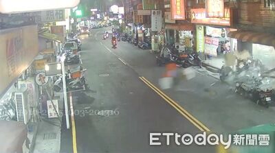 蘆洲氣爆「恐怖3秒影片」殘骸炸出7傷！　路人正面被噴全身