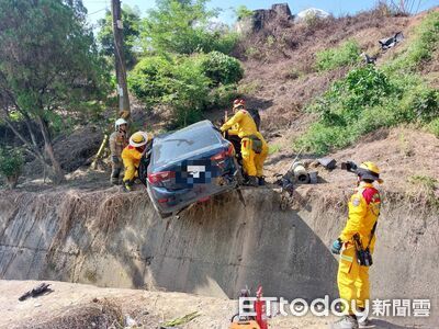 快訊／台南自小客詭卡邊坡！車頭爛毀「一半車體懸空」　2人受困