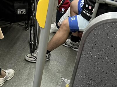 高中生搭公車伸腳「當人肉車輪擋」護輪椅老翁！　暖舉照片感動5.4萬人
