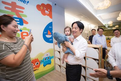 潘孟安曬「賴桑疼孫現場」照 笑稱小寶寶都要賴清德抱讓他吃醋