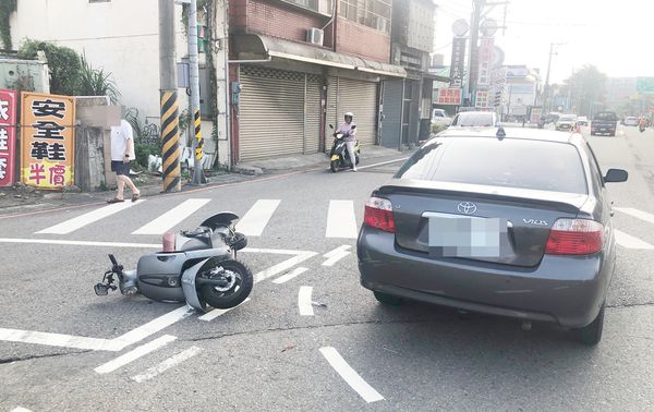 ▲桃園市七旬王姓男子昨天下午駕駛豐田轎車行經中壢區新中北路、普忠路口處，疑似搶快闖紅燈撞上女騎士，警方到場處理。（圖／中壢警方提供）